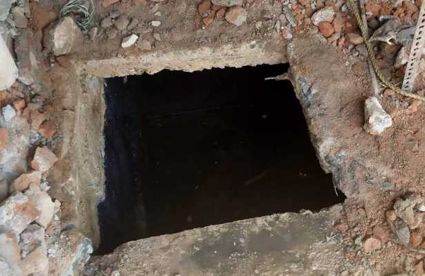 Four die while cleaning sewage trench