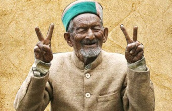 India's first voter Shyam Saran Negi casts his vote