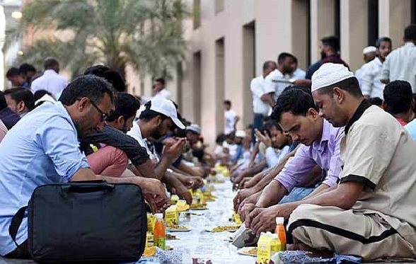 Indian Christian serves iftar to nearly 800 Muslim workers