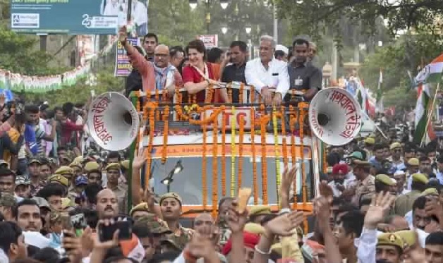 Priyanka's Varanasi roadshow gathers crowds