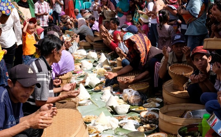 Shared meals and torch-lit parades Indonesia Muslims welcome Ramadan