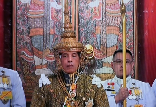 Thai king crowned in day of pomp and centuries-old splendour