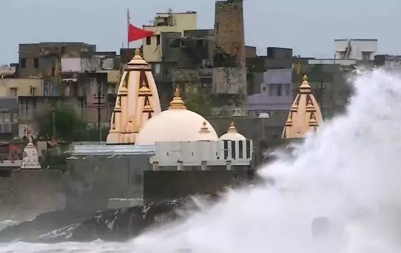 Cyclone Vayu weakens, to cross Guj coast by night