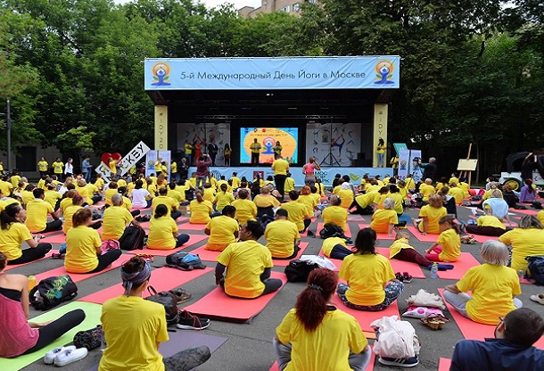 Hundreds of Russian participate in yoga classes in Moscow park