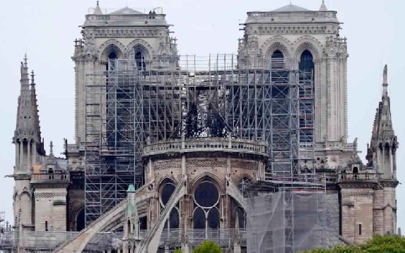 Heavy hearts as Notre-Dame misses Xmas mass for first time since 1803