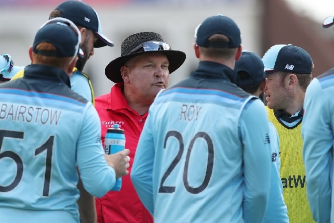 When umpires stopped Pakistan, England players from roughing up the ball