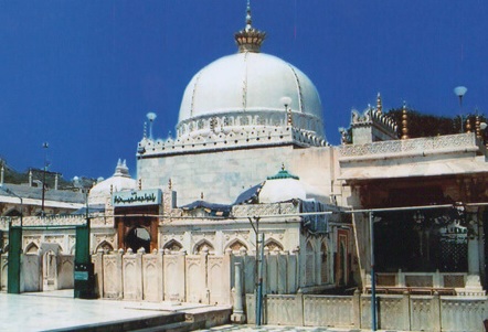 PM hands over 'chadar' for Ajmer Sharif dargah