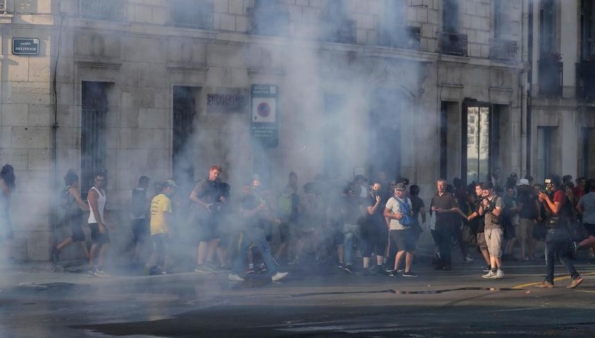 G7: French police use water cannon on anti-capitalist protesters