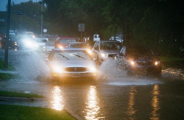 Hurricane lashes Bermuda as new storm aims at Mexico resorts