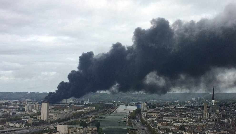 Chemical plant fire in northern France threatens Seine