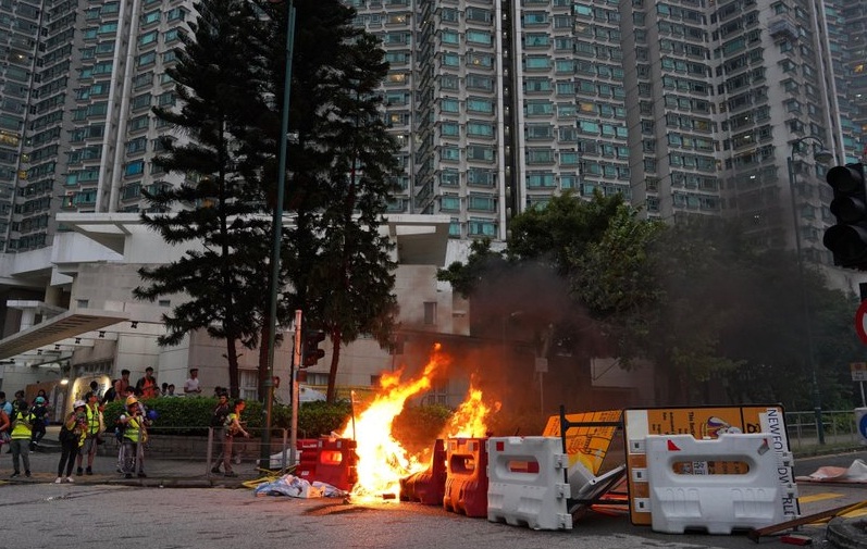 Protesters block roads near Hong Kong airport