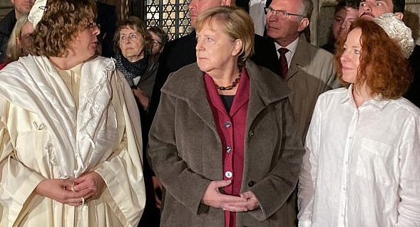 Merkel vows to fight hate after deadly anti-Semitic attack