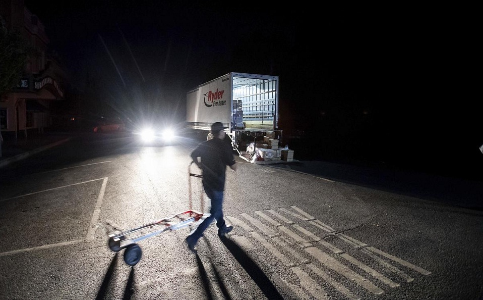 Power outages begin in California amid hot, windy weather