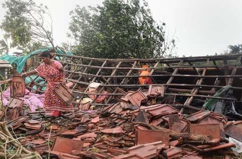 Cyclone 'Bulbul' disrupts normal life in Bengal; 4 killed