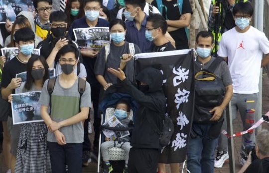 Hong Kong families oppose tear gas use on eve of polls