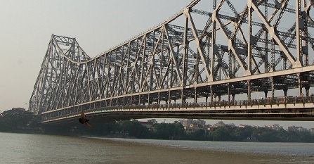 1 killed, 3 injured in accident on Howrah bridge