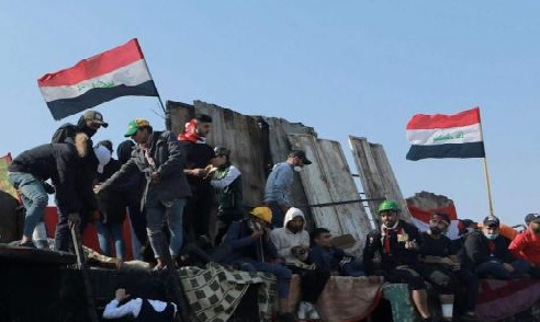 Iraq protesters lock down oil field, call strike