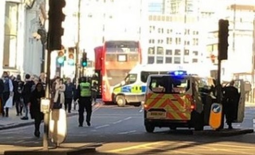 UK police cordons off London Bridge after an 'incident'