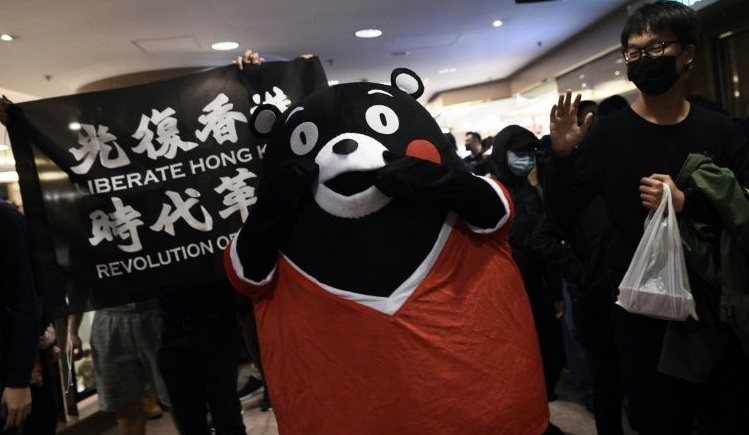 Hong Kong marks Christmas Eve with mall protests and clashes