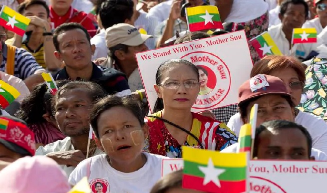 Hundreds rally in Myanmar to show support for Suu Kyi