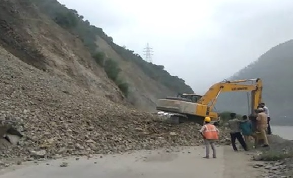 Multiple landslides block Jammu-Srinagar NH