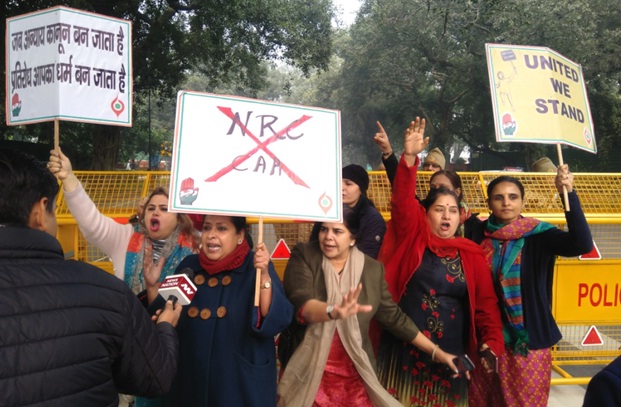 Mahila Congress protests outside Amit Shah's residence against CAA