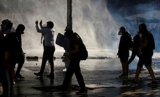 Violent clashes in new round of Chile protests