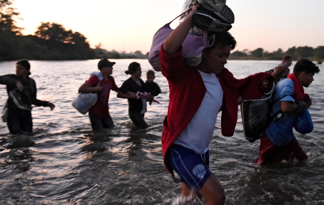 Hundreds of Central American migrants cross into Mexico