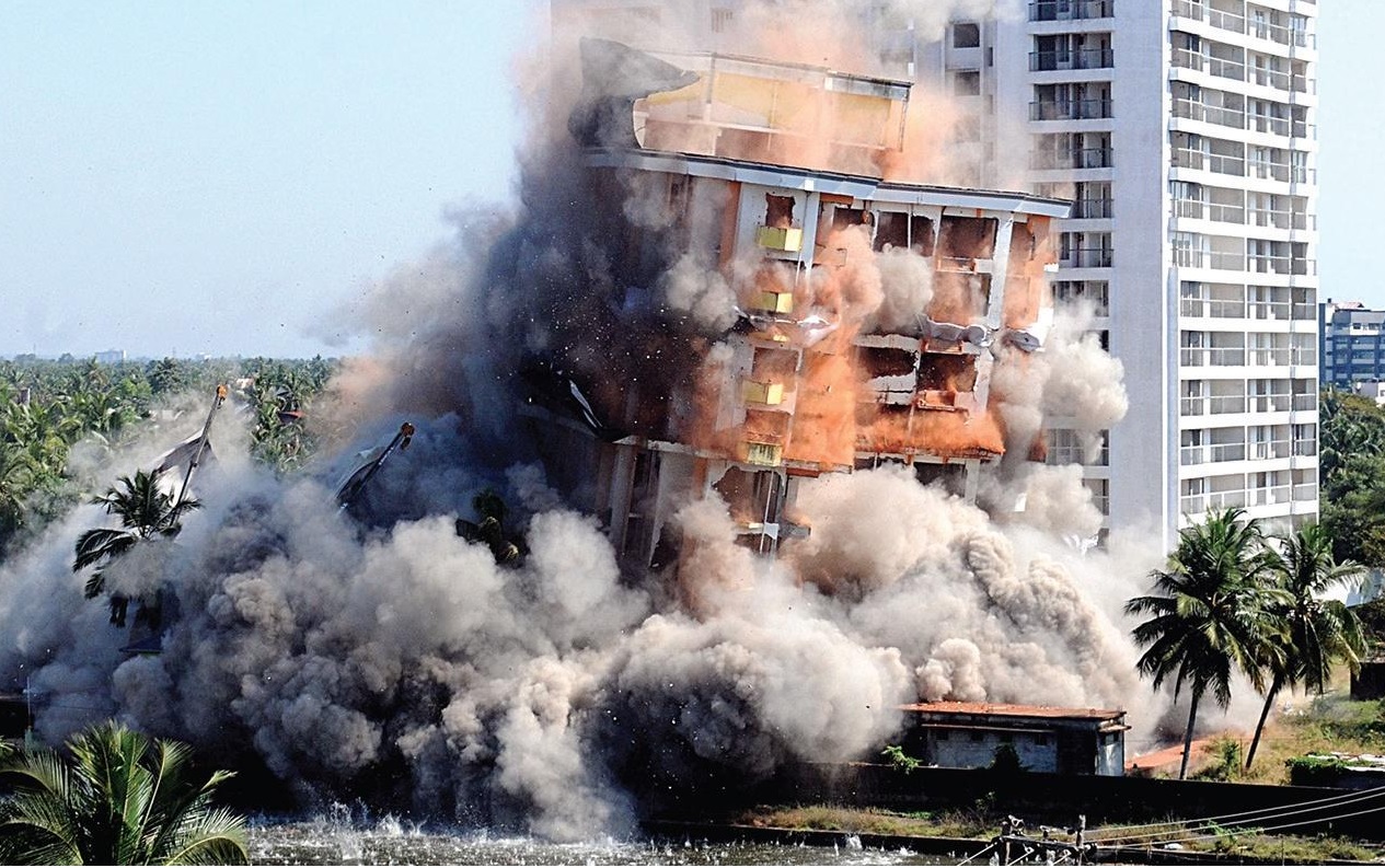 Kochi: A day after demolition of flats, local residents complain about dust