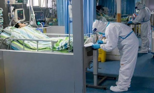 China allows non-residents of Wuhan to leave virus centre