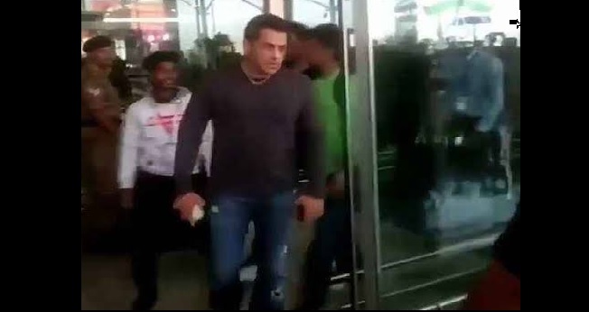 Salman loses cool, snatches fan's phone at Goa airport