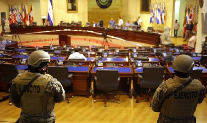 Soldiers and police enter El Salvador's parliament