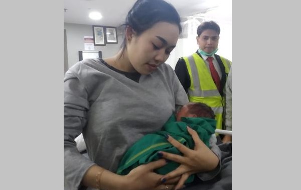 Thai woman gives birth to baby boy mid-air