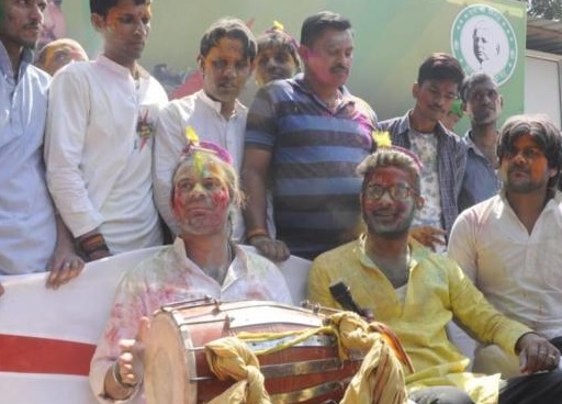 In Patna, Tej Pratap Yadav celebrates Holi, Lalu style