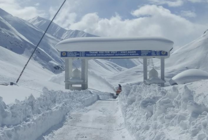 Srinagar-Leh highway closed due to fresh snowfall