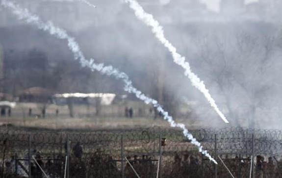 Greek police use tear gas on migrants at Turkish border