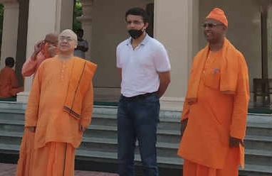 Ganguly visits Belur Math, donates 2000kgs rice