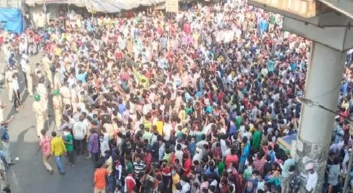 Migrants' protest in Mumbai: FIR against TV journalist