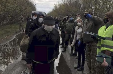 Ukrainian forces and Russia-backed rebels exchange prisoners