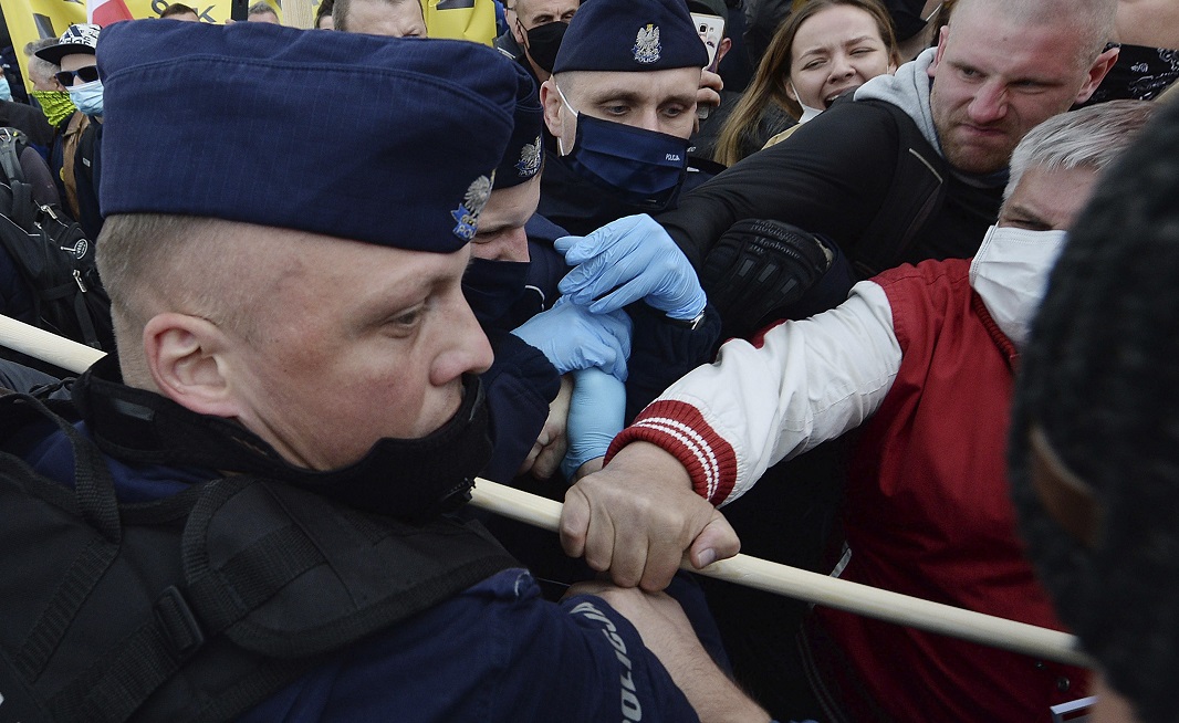 Arrests at anti-lockdown demonstrations in Warsaw, London