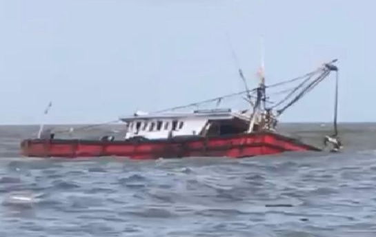 Boat sinks after hitting rock, six fishermen rescued