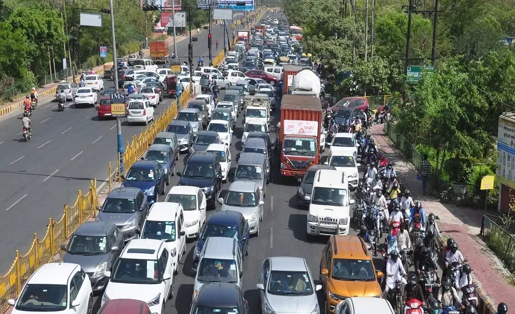 Chaos, confusion and traffic congestion as Delhi seals borders