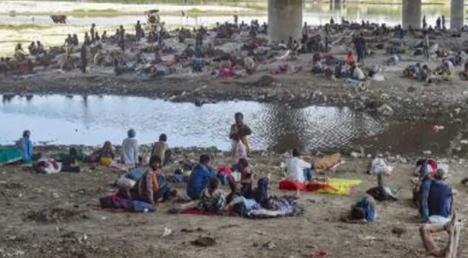 Migrants stranded in Haryana cross Yamuna to reach UP