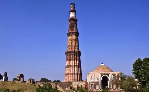 Drunk man rams his car into wall near Qutub Minar