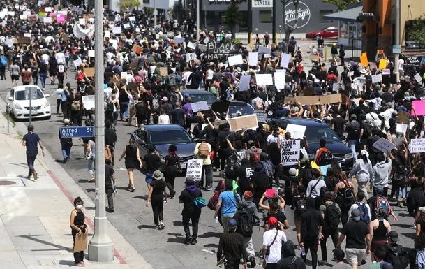 Thousands of people take to streets in NY to protest death of George Floyd