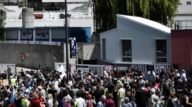 Protesting French hospital workers demand better pay